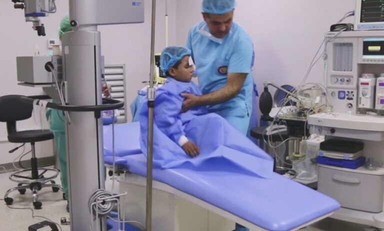 إجراء عملية عيون لطفل نازح من الموصل
