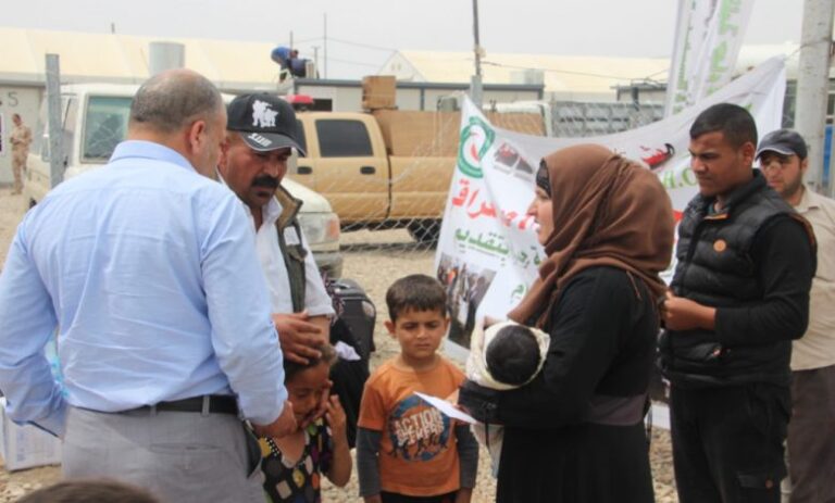 Distributing money to the displaced in Mosul