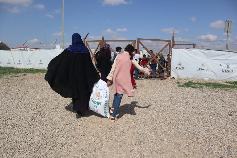 حملة اهل الخير (7)توزيع مادة الطحين في مخيم حسن شام