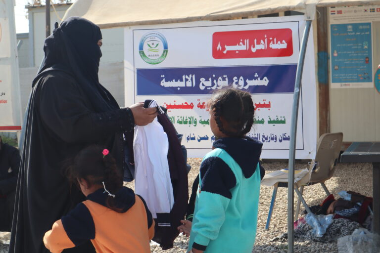 حملة اهل الخير (8)توزيع الالبسة في مخيم حسن شام