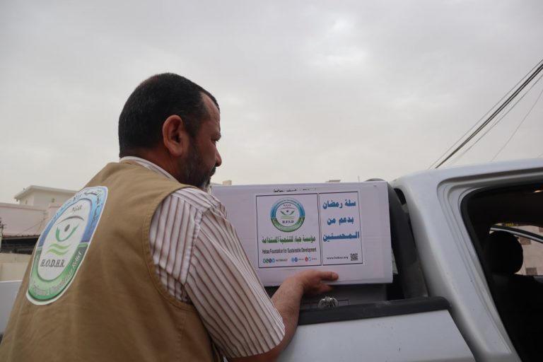 توزيع سلال غذائية بتبرع من بعض المسنين العراقيين(اربيل)