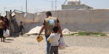 توزيع سلال غذائية في مخيم الخازر (اربيل)